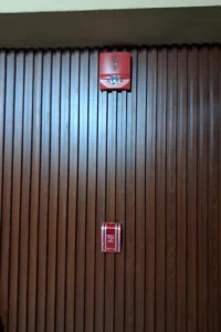 INSTALACION PULSADORES Y SIRENA ESTROBOSCOPICA